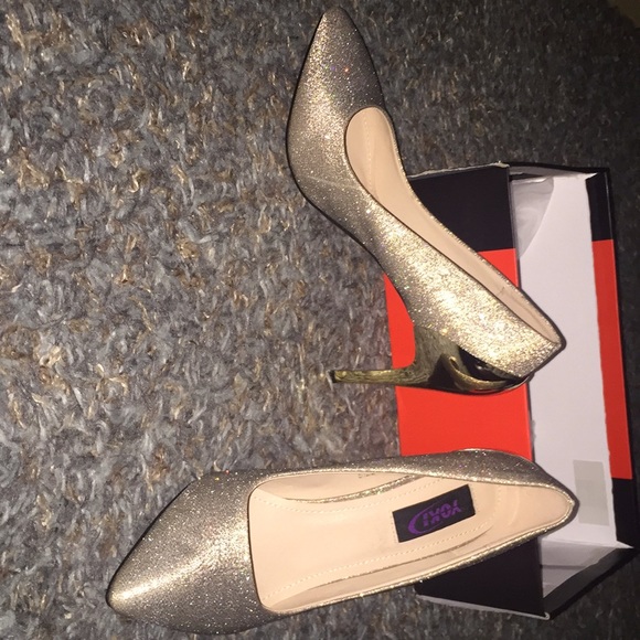 Yoki Shoes - New Sparkly Gold Pointed Heels